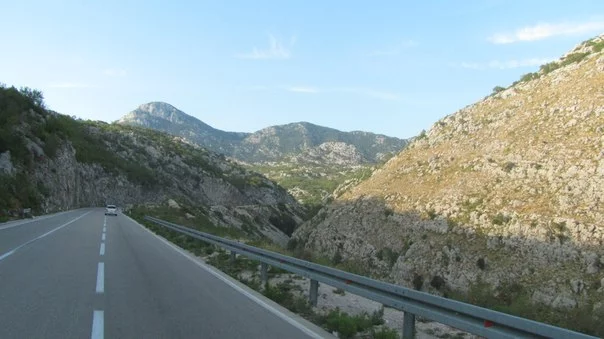 SDrVnZMkKxU.webp