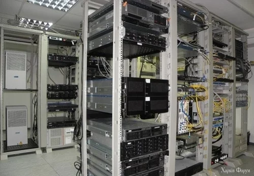 servernaya-stojka-s-oborudovaniem.webp