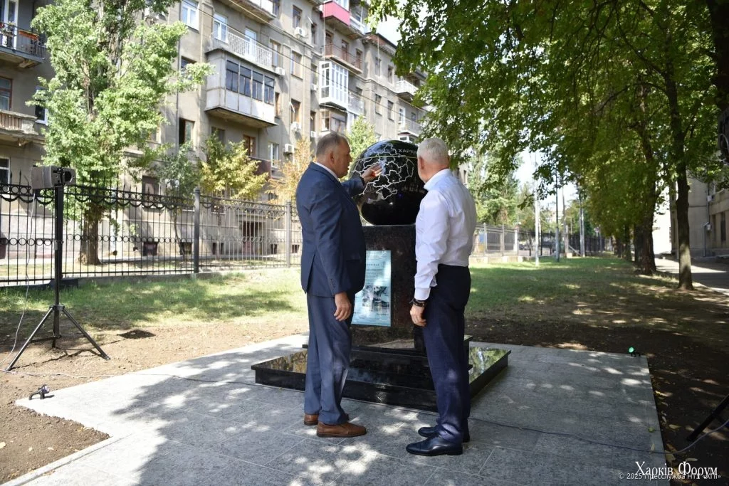Пам'ятник «50-й паралелі» відкрили на території Національного технічного університету «Харківський політехнічний інститут»