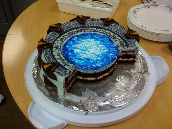 -stargate-atlantis-stargate-universe-stargatecake1.webp