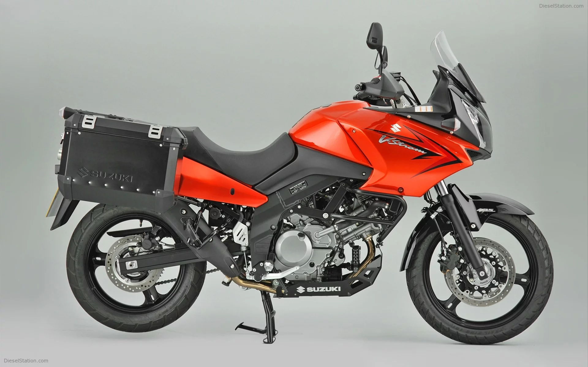 Suzuki-V-Strom-650-XPEDITION-2011-widescreen-05.webp