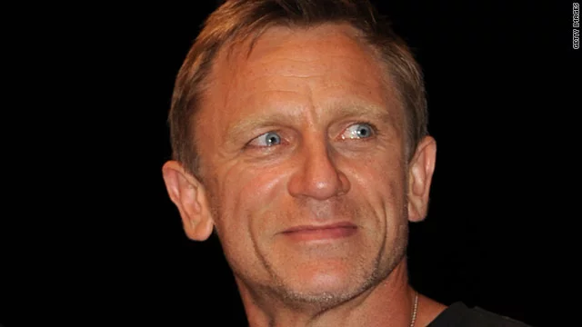 t1larg.danielcraig.gi.webp