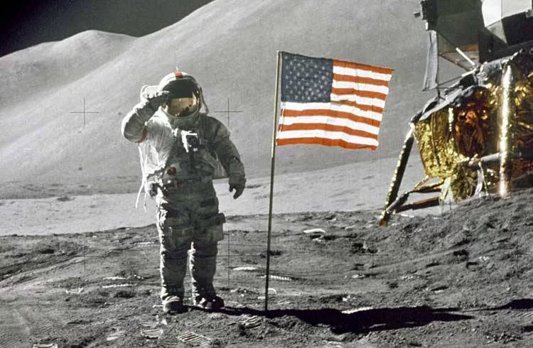 us_flag_moon1.webp