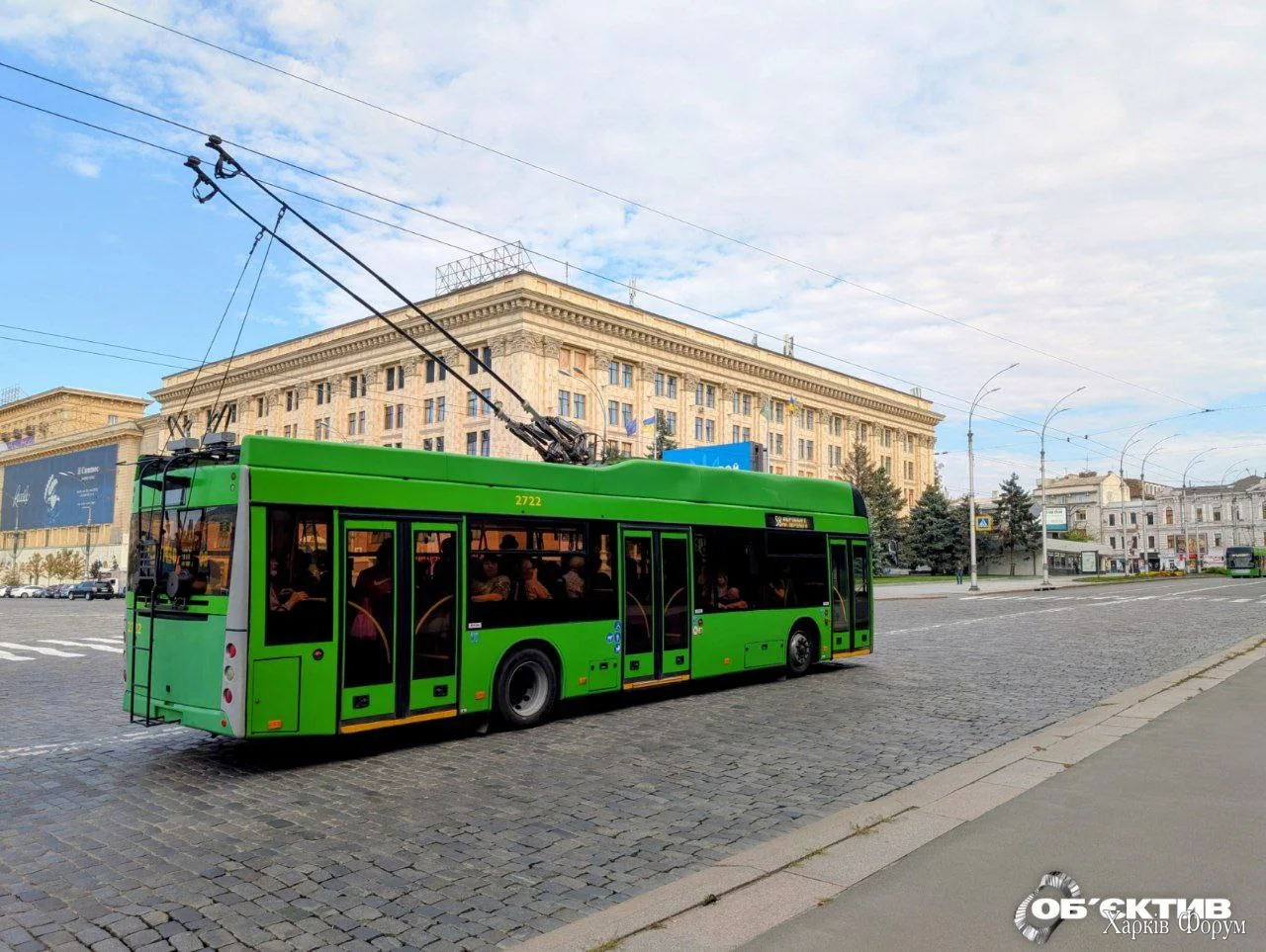 v-ploshhad-Svobody-Sumskaya-steklyashka-trollejbus.webp