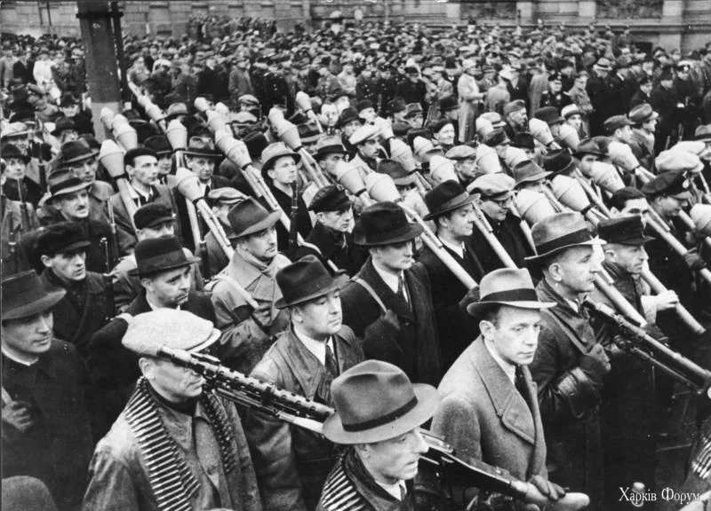 Vorbeimarsch_des_Volkssturms_an_Goebbels%2C_Berlin.webp