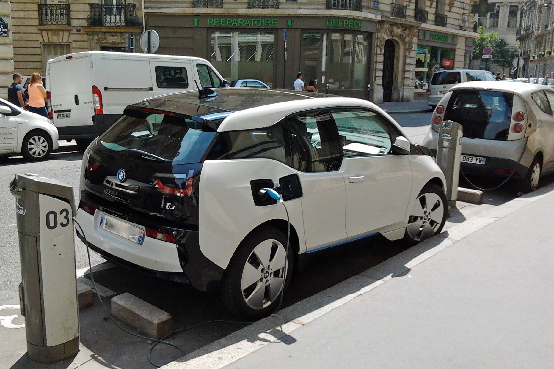 W_i3_charging_on_Autolib'_station_in_Paris_trimmed.jpg