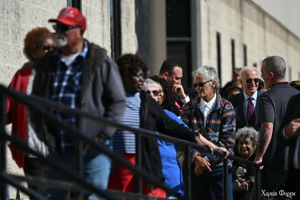 waits-line-voters-outside-polling-92569416_238ffd.webp