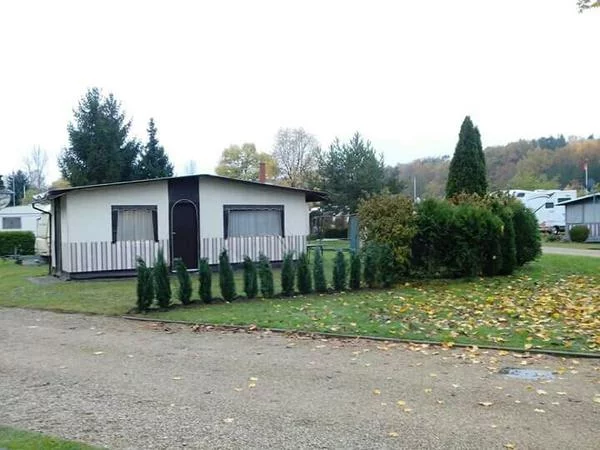 wohnwagen-mit-festem-foto-bild-107468577.webp