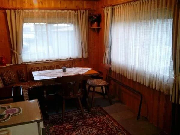 wohnwagen-mit-festem-foto-bild-107468581.webp