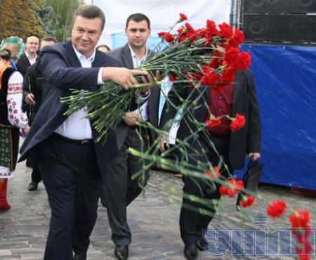 Yanukovichflouers.jpg