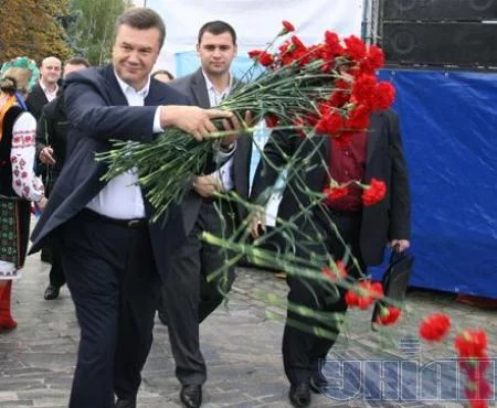 Yanukovichflouers.webp