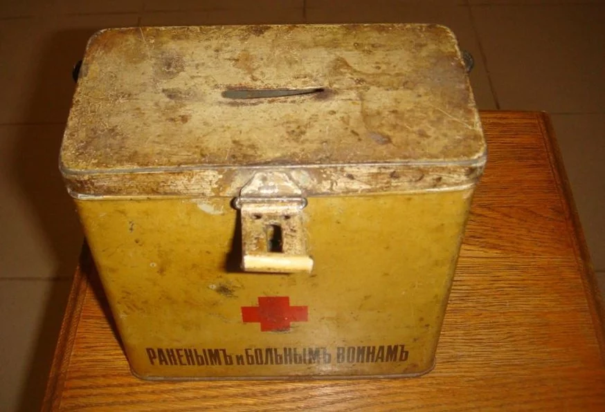 yashhik-dlya-pozhertvovanij-Krasnogo-Kresta.webp
