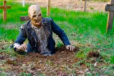 zombie_rises_from_grave_400x276.webp