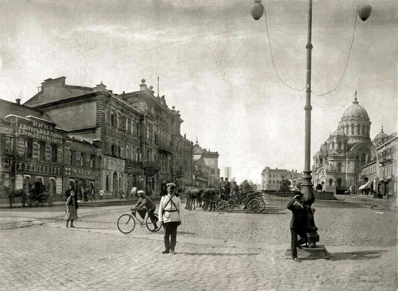 zvozchiki-zhandarm-gospodin-v-shlyape-velosipedist.webp