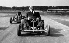 Alfred-Hitchcock-Riding-A-Go-Kart-1960.webp