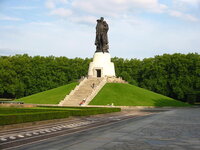 1280px-Berlin_Treptow_Ehrenmal_07.jpg