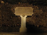 800px-Catacombes_de_Paris.JPG