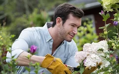 man-gardening_3346952b.webp