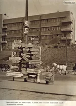 1942 09 00 дорожные указатели возле университетской горки.webp