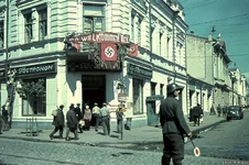 1941 год. Гастроном на перекрестке улиц Михайловской и Бердичевской в центре Житомира.webp