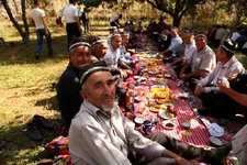pochemu-u-uzbekov-zheny-edyat-otdelno-ot-muzhej-1.jpg
