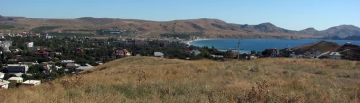 Вид на Коктебельскую бухту из Кара-Дагского заповедника.jpg