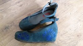 Туфли Clarks на скрытой платформе с вышивкой, из натуральной замши и кожи