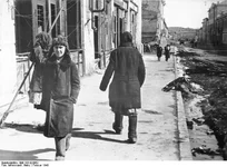 Bundesarchiv_Bild_183-B23862,_Zivilisten_in_den_Strassen_von_Charkow.webp