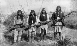 ieff_Geronimo_%28right%29_and_his_warriors_in_1886.jpg