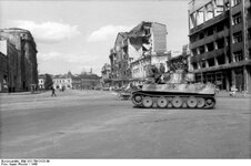 Bundesarchiv_Bild_101I-704-0129-08,_Russland-Süd_(Charkow-),_Panzer_VI_(Tiger_I).jpg