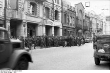 Bundesarchiv_Bild_101I-704-0130-06,_Charkow,_Soldaten_vor_Kino.jpg