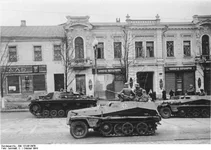 Bundesarchiv_Bild_183-B12978,_Charkow,_Schützenpanzer_und_Sturmgeschütze_in_Straß.webp