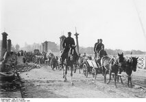 Bundesarchiv_Bild_183-B13548,_Charkow,_Einmarsch_deutsche_Truppen.jpg