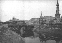 800px-Ekaterinoslavskiy_Bridge,_Uspenskiy_Cathedral_in_Kharkov_circa_1900.jpg