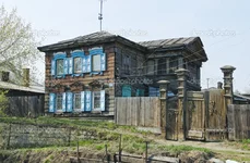 -wooden-house-and-gate-on-the-small-street-Irkutsk.jpg