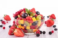 fruktovyy-salat-iz-svezhih-yagod-i-frurtjv-700x467.jpg