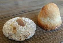 1920px-Almond_macaroon_and_coconut_macaroon.jpg