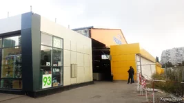 Под парикмахерскую, магазин Г.Труда Радиорынок, на 5 дорогах.