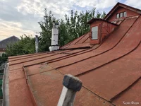 Ремонт старой металлической крыши дома