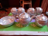 продам сервизы,салатницы,соусник,сахарницы,чайник заварочный,чашки кофейные,вазочка