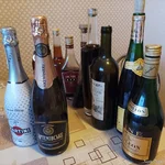 Запаси домашнього вина 10 склянок, серед них бутилка Мартіні, шампанського і коньяка. За все 500грн