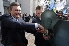 Януковичу-целуют-руку-1.jpg
