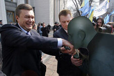 Януковичу-целуют-руку-1.jpg