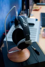 av_HD555_stand.webp
