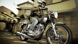 2014-Yamaha-SR400-EU-Matt-Grey-Action-002.jpg