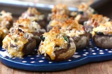 recept-farshirovannye-griby-s-percem-i-bekonom.webp