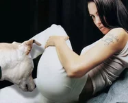 dogs_sniffing_celebrities_05.webp
