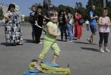 1408928446-2860-donetsk-marsh-voennoplennyih-devochka-flag-ukrainyi.webp