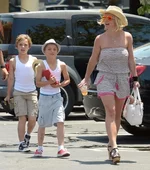 normal_061215BritneyBoysShopping__(14).webp