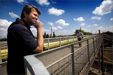 _MG_7322_Портрет_Друзяки_Цвет_Зарайский-Саша-на-мосту-2.webp